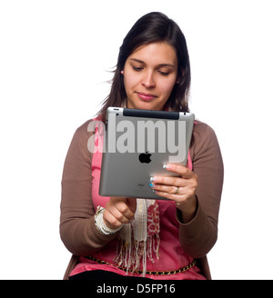 Giovane donna utilizzando iPad su sfondo bianco Foto Stock