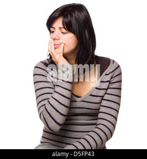 Ritratto di pensieroso giovane donna con la mano sul mento isolato su sfondo bianco Foto Stock