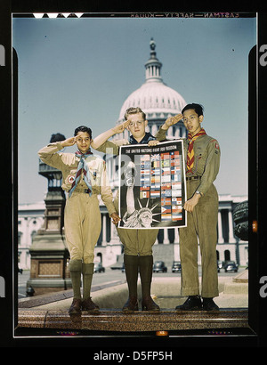 Nazioni Unite lotta per la libertà : Scout colorati, bianchi e cinesi di fronte al Campidoglio, aiutano a consegnare poster per aiutare lo sforzo di guerra (LOC) Foto Stock