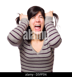 Giovane donna urlando e tirando i suoi capelli isolati su sfondo bianco Foto Stock