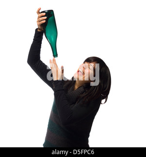 Bevuto donna con bottiglia di vino isolato su sfondo bianco Foto Stock