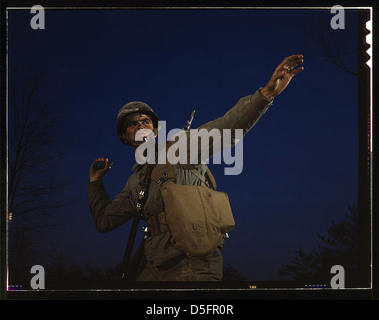 Un ananas americano, del tipo che l'asse trova difficile da digerire, è pronto a lasciare la mano di un fantino in allenamento a Fort Belvoir, Va. soldati americani fare buon lanciarenate (LOC) Foto Stock