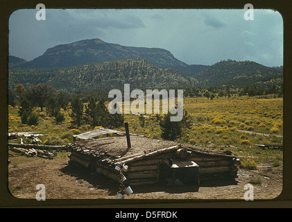 Una fotografia della casa scavata di Faro Caudill con il Monte Allegro sullo sfondo a Pie Town, New Mexico. L'immagine riflette la vita contadina nell'ovest americano. Foto Stock