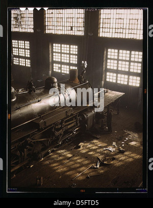 C & NW RR, lavorando su una locomotiva di 40th Street railroad negozi, Chicago, Ill. (LOC) Foto Stock