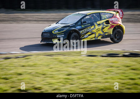 Tanner Foust (USA) racing a Lydden Hill gara circuito durante il round di apertura del Parlamento Rallycross Championship Foto Stock