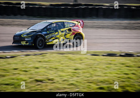 Tanner Foust (USA) racing a Lydden Hill gara circuito durante il round di apertura del Parlamento Rallycross Championship Foto Stock