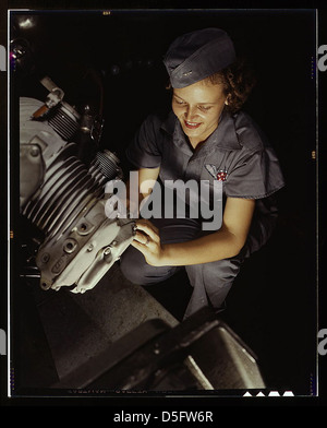 Il meccanico del Dipartimento di assemblaggio e riparazione Mary Josephine Farley lavora su un motore Wright Whirlwind, base aerea navale, Corpus Christi, Texas (LOC) Foto Stock