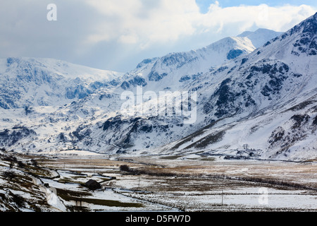 Vista di Nant Ffrancon valle a Glyder Fawr oltre Y Garn montagna e Cwm Idwal con neve in Snowdonia, Galles del Nord, Regno Unito Foto Stock