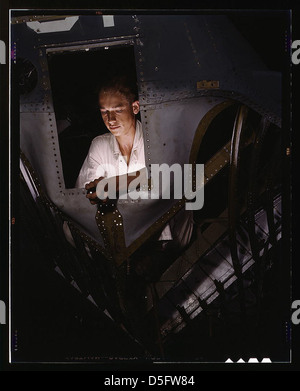 Come apprendista NYA che lavora all'interno del naso di un PBY, Elmer J. Pace sta imparando la costruzione di aerei della Marina, Corpus Christi, base aerea navale, Texas (LOC) Foto Stock