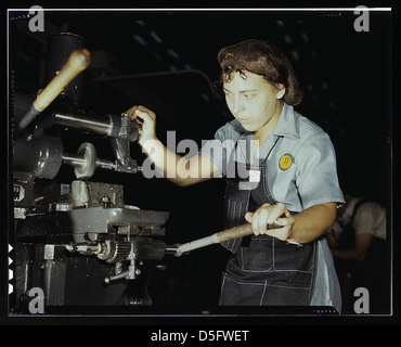 Questa fotografia dell'ottobre 1942 mostra Rita Rodriguey, una lavoratrice della Consolidated Aircraft Corporation di Fort Worth, Texas, durante la seconda guerra mondiale. È vestita come Rosie the Riveter, che rappresenta le donne che hanno contribuito allo sforzo bellico nella forza lavoro. Foto Stock