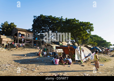 Capanne a Fiume Ayeyarwady, Mandalay Myanmar, Asia Foto Stock