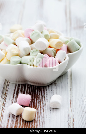 Marshmallows colorati di bianco ciotola messa a fuoco selettiva Foto Stock