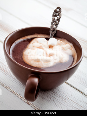 Cioccolata calda con il bianco marsmallows, il fuoco selettivo Foto Stock