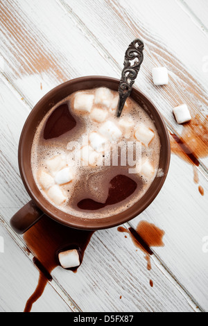 Cioccolata calda con il bianco marsmallows, il fuoco selettivo Foto Stock