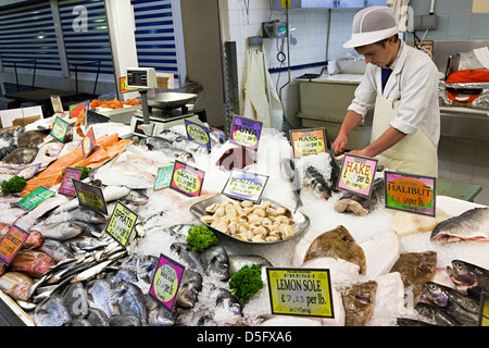 Pesce fresco in vendita in pescheria, mercato coperto, St Helier, Jersey, Isole del Canale, REGNO UNITO Foto Stock