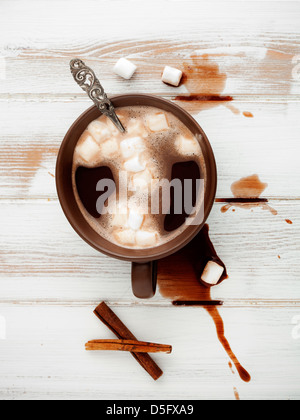 Cioccolata calda con il bianco marsmallows, il fuoco selettivo Foto Stock