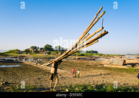 Impresa di movimentazione al fiume Irrawaddy, Mandalay Foto Stock