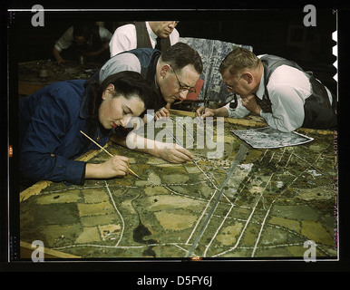 Classe di mimetizzazione all'Università di New York, dove uomini e donne si stanno preparando per il lavoro nell'esercito o nell'industria, New York, N.Y. fanno modelli da fotografie aeree, ri-fotografano, poi elaborano uno schema di mimetizzazione e fanno una fotografia finale (lo Foto Stock