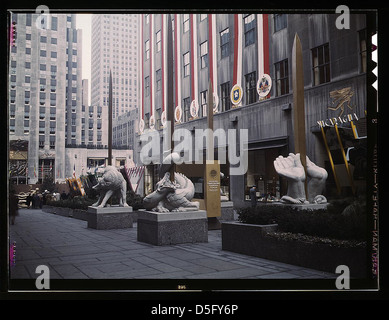 La mostra delle Nazioni Unite allestita da OWI in Rockefeller Plaza, New York, N.Y. Central Motif era questa cornice contenente copia della carta atlantica, con amplificatori ad ogni estremità che trasmettono discorsi di Roosevelt, Churchill e Chiang Kai-Shek ogni mezz'ora, e. Foto Stock