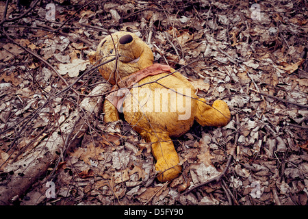 Winnie the pooh peluche abbandonato nel bosco Foto Stock