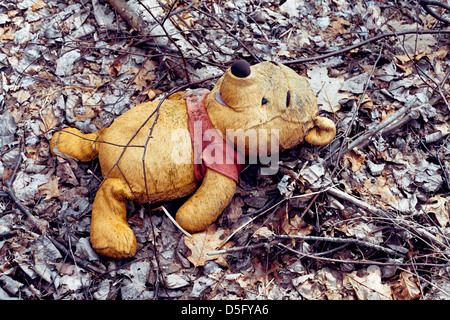 Winnie the pooh peluche abbandonato nel bosco Foto Stock