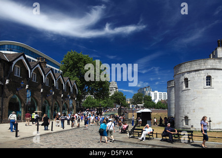 Le pareti e i giardini della Torre di Londra, North Bank di Londra City, England, Regno Unito Foto Stock