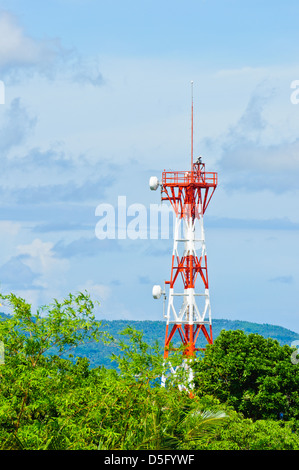 Torre di telecomunicazioni antenna con piatti a microonde per la trasmissione di microonde e radar dipinto in rosso e bianco segnale a colori Foto Stock