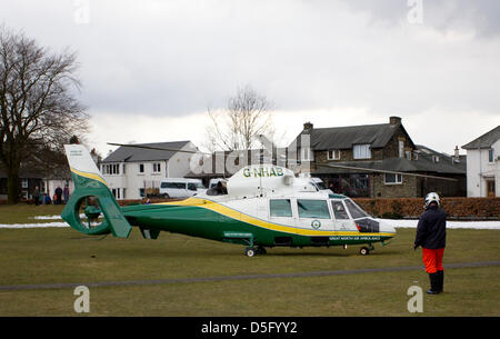 Grande Nord Air Ambulance elicotteri su chiamata fuori a Windermere, Cumbria, Regno Unito, adottate il 29 marzo 2013. Foto Stock