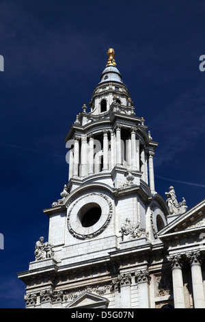 Estate, vista esterna di Saint Pauls Cathedral, North Bank di Londra City, England, Regno Unito costruito da Sir Christopher Wren Foto Stock