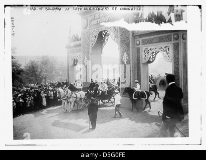 Re Ferdinando di Bulgaria è raffigurato nel 25° anniversario della sua incoronazione. La fotografia in bianco e nero mostra Ferdinando con archi ornati e scrollwork sullo sfondo, che riflettono l'atmosfera regale dell'occasione. Foto Stock