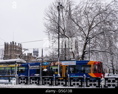 SHEFFIELD, Regno Unito - 23 MARZO 2013: Sheffield Tram Supertram di fronte alla cattedrale nel centro della città in inverno Foto Stock