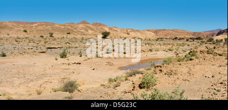 Letto di Wadi che portano al mare Grotta conosciuta localmente come Grouttes de Messalit, vicino a Tata, sud Anti Atlante del Marocco Foto Stock