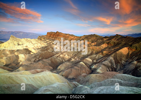 Manley Beacon (L), Cattedrale Rock (R) e badlands, Zabriskie Point, Parco Nazionale della Valle della Morte, California USA Foto Stock