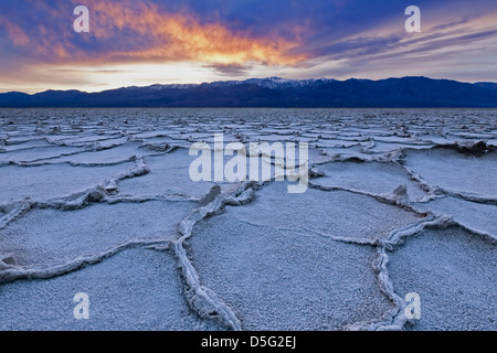 Forma poligonale saline e Panamint Range, bacino Badwater, Parco Nazionale della Valle della Morte, California USA Foto Stock