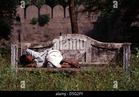 La persona senza dimora dormendo all'aperto Velore in India Foto Stock