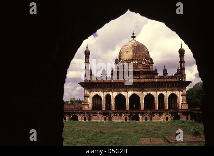 La tomba di Ibrahim Adil Shah II (governata 1580-1627), chiamato anche Ibrahim Rauza Mausoleo Bijapur in Karnataka India Foto Stock