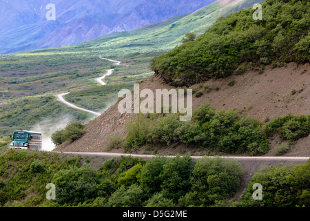 Gli autobus navetta su visitatori il limitato accesso Denali Park Road, Parco Nazionale di Denali, Alaska, STATI UNITI D'AMERICA Foto Stock