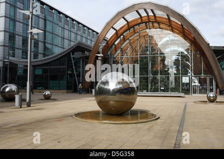Winter Garden Glasshouse, Steel Ball a Millennium Square Sheffield, Inghilterra Regno Unito Foto Stock