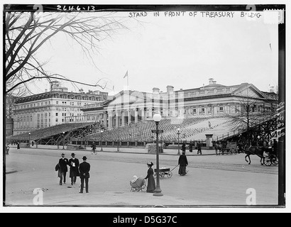 Stare davanti al Tesoro Bldg. (LOC) Foto Stock