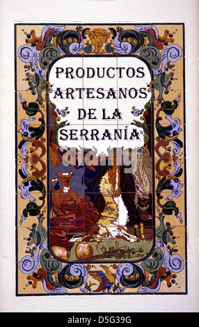 Un segno piastrellato del laboratorio di piastrelle azulejo in ceramica recita "prodotti artigianali del Serranía" in Andalusia, Spagna Foto Stock