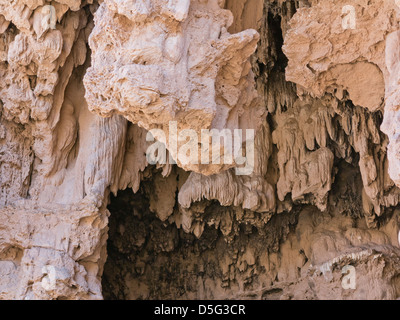 Grotta di mare conosciuto localmente come Grouttes de Messalit, vicino a Tata, sud Anti Atlante del Marocco Foto Stock