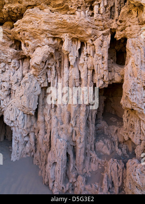 Grotta di mare conosciuto localmente come Grouttes de Messalit, vicino a Tata, sud Anti Atlante del Marocco Foto Stock