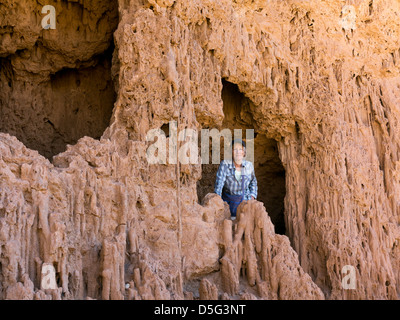 Grotta di mare conosciuto localmente come Grouttes de Messalit, vicino a Tata, sud Anti Atlante del Marocco Foto Stock