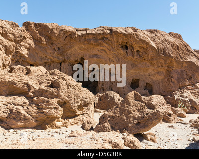 Grotta di mare conosciuto localmente come Grouttes de Messalit, vicino a Tata, sud Anti Atlante del Marocco Foto Stock