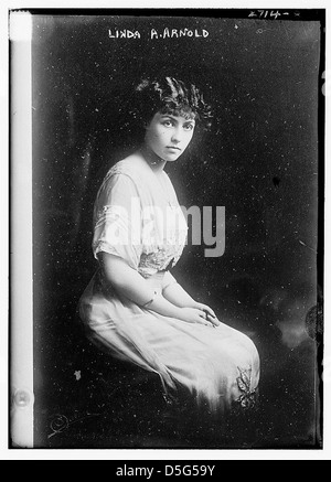 Un ritratto di Linda A. Arnold, una donna bruna del Rhode Island, seduta in un vestito bianco. Questa fotografia cattura il suo aspetto formale in una posa semplice ma elegante. Foto Stock