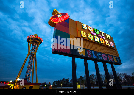 A sud del confine illuminato di notte sulla Interstate 95 in Carolina del Sud Foto Stock