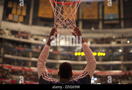 1 aprile 2013 - Los Angeles, California - Los Angeles Clippers DeAndre Jordan detiene la net momnets prima la partita contro Indiana Pacers alla Staples Center a Los Angeles California lunedì 1 aprile 2013..ARMANDO ARORIZO (credito Immagine: © Armando Arorizo/Prensa Internacional/ZUMAPRESS.com) Foto Stock