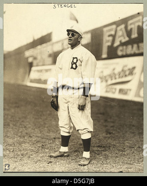[Casey Stengel, ritratto a figura intera, indossando occhiali da sole, mentre la riproduzione per fuori campo lato Brooklyn Dodgers] (LOC) Foto Stock