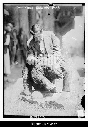 John Clark, carving bear (LOC) Foto Stock