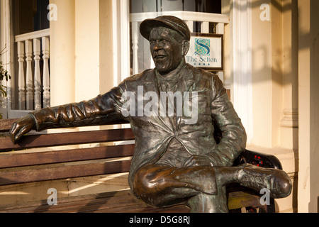 Isola di Man, Douglas, Harris Promenade, Sefton Hotel, Sir Norman saggezza statua Foto Stock